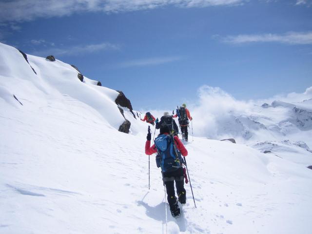 Bergsteiger auf Hochtour in Seilschaft