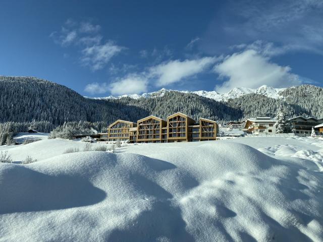 Schneebedecktes Wellnesshotel in Gassen im Ridnauntal