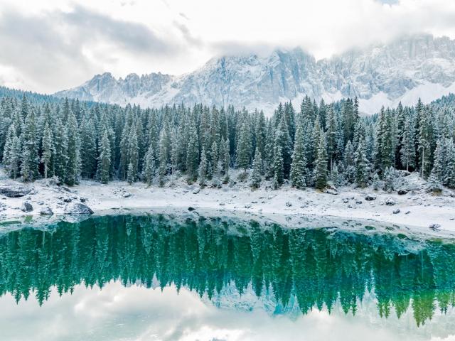 Der Karersee mit Latemargebirge im Schnee