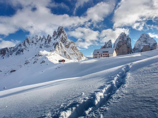 Schneeschuh-Spur im Schnee am Kreuzbergpass