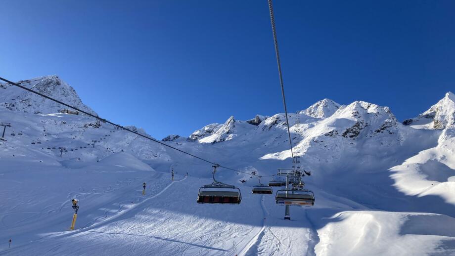 Liftanlage und Piste im Stubaier Gletscherskigebiet