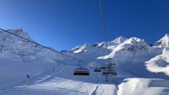 Liftanlage und Piste im Stubaier Gletscherskigebiet