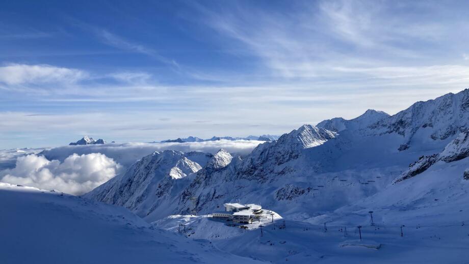 Blick auf das Bergpanorama im Gletscher Skigebiet Stubai