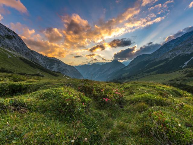 Sonnenuntergang au einer Alm im Karwendel