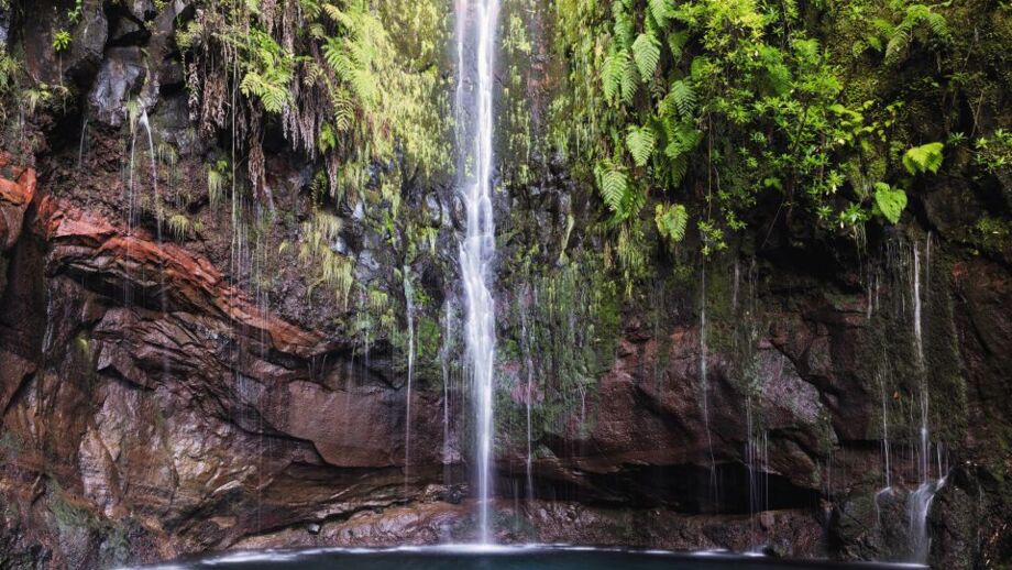 Wasserfall bei Rabacal mit grüner Vegetation auf Madeira
