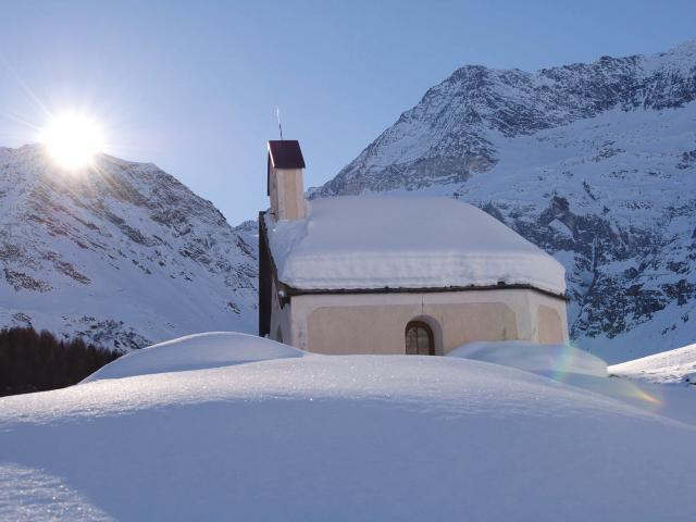 Verschneite Kirche in den Sarntaler Alpen