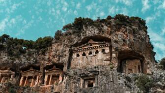 tuerkei-aegaeis-tukar-koycegiz-felsengraeber-shutterstock_2382321801.jpg