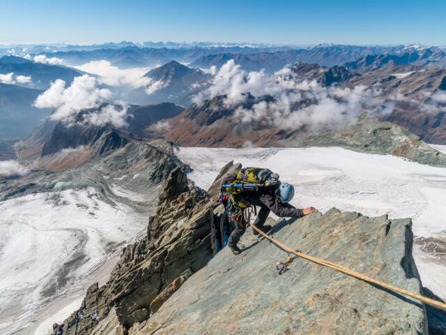 Kletterer auf einem Berggrat