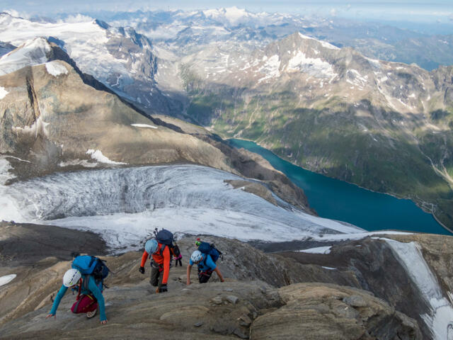 Bergsteiger am Fels auf einer Hochgebirgsdurchquerung