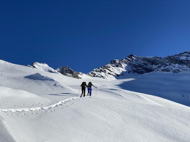 Schneeschuhwanderer an verschneitem Hang im Achental