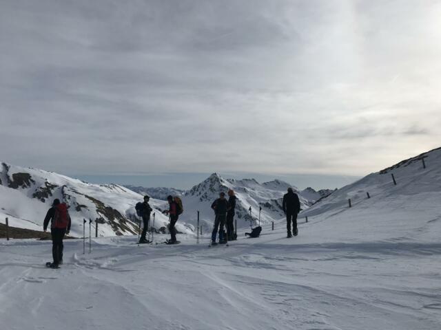 Schneeschuhgeher am verschneiten Hang in den Hohen Tauern