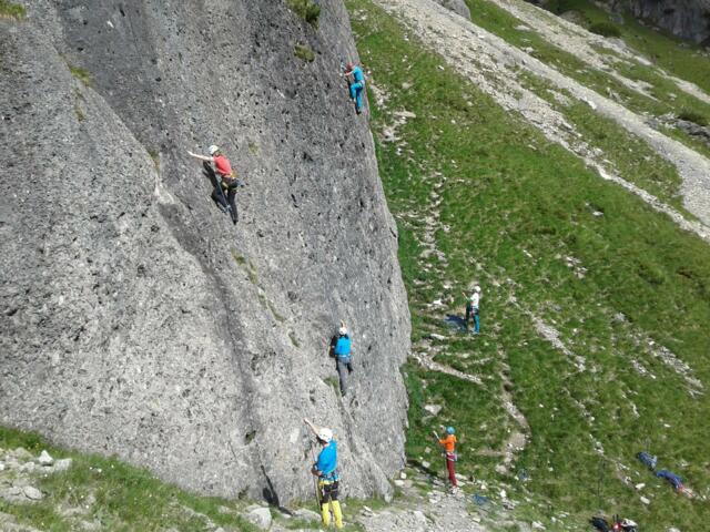 Gesicherte Kletterschüler an der Felswand