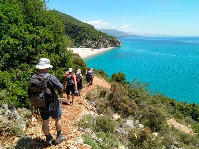 Wanderer entlang der albanischen Riviera