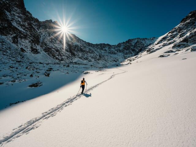 Skitourengeher in Schneelandschaft