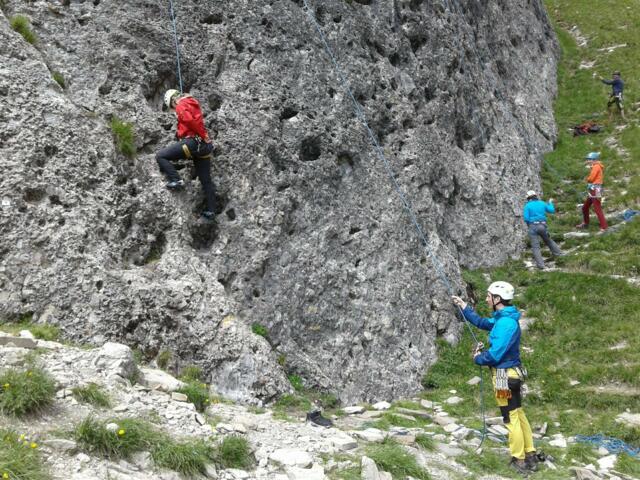 Gesicherter Kletterer an der Felswand