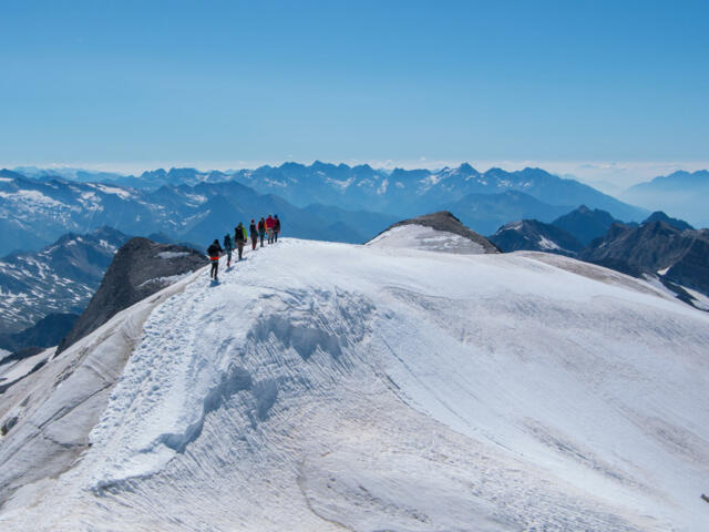 Seilschaft am Gipfel des Großvenedigers