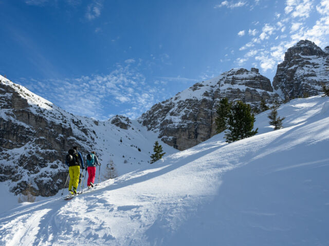 Paar im Aufstieg auf einer Skitour