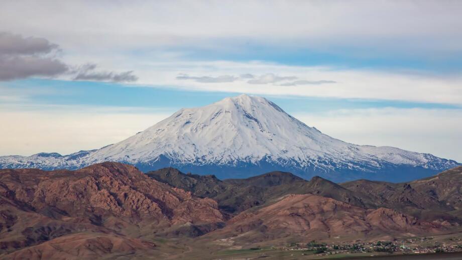 tuerkei-anatolien-tuara-atemberaubender-blick-auf-den-ararat-berg-den-hoechsten-berg-im-oestlichsten-teil-der-tuerkei-ist-ein-schneebedeckter-und-ausgestorbener-vulkan-shutterstock_2305768135.jpg