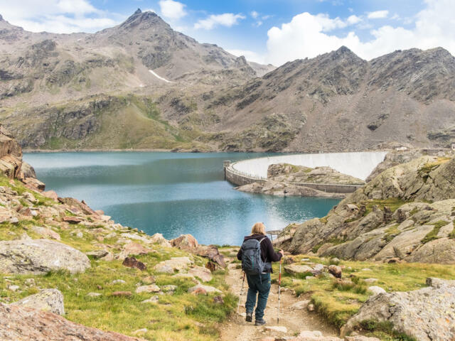 Wanderer vor Bergsee