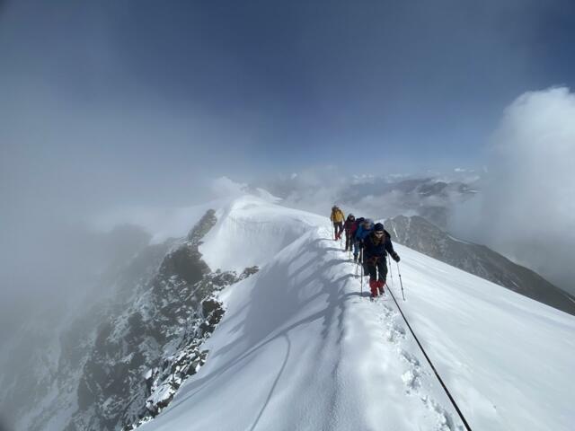 Bergsteiger in Seilschaft auf verschneitem Grad in der Cevedale-Gruppe