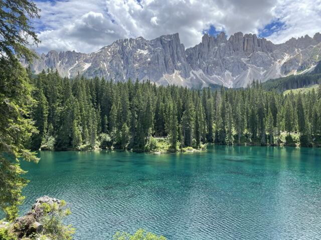 Karersee mit Bergkette im Hintergrund