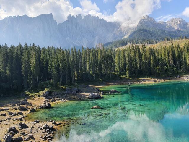 Bergsee vor Gebirgskette