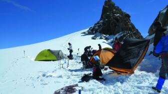 expeditionen-vorbereitungstraining-ex9vt-2015-natur-panorama-landschaft-berge-gletscher-schnee-teilnehmer-gruppe-zeltlager-zeltaufbau-028.jpg