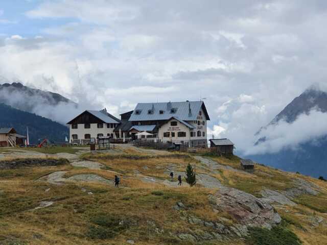 Zufallhütte vor wolkenverhangenen Bergen