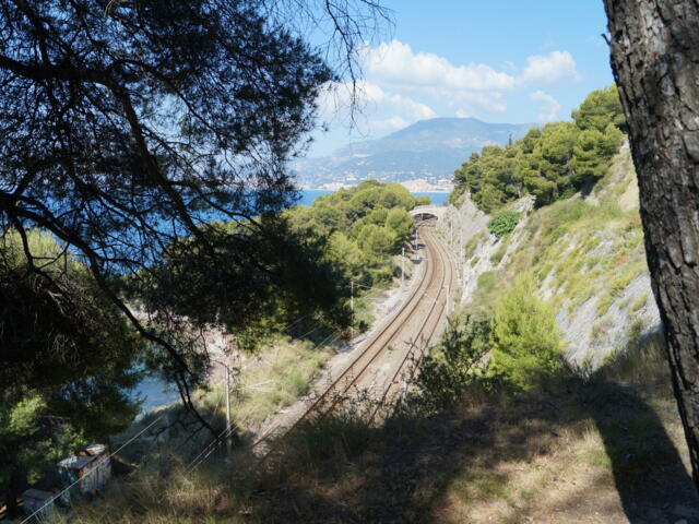 Umweltfreundliche Bahnfahrt an der Cote d'Azur.