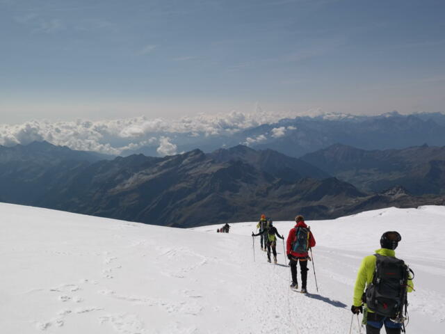 Hochtouren-Seilschaft mit Bergpanorama