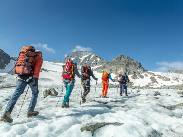 Hochtourengruppe auf dem Gletscher in der Silvretta