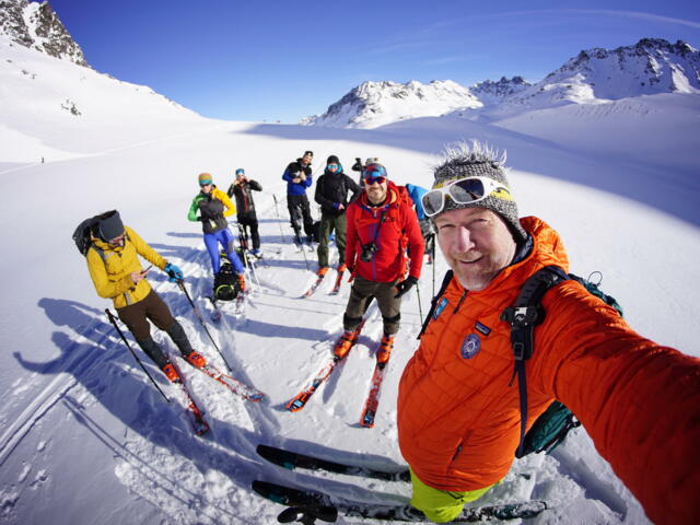 Skitourengruppe bei Sonnenschein
