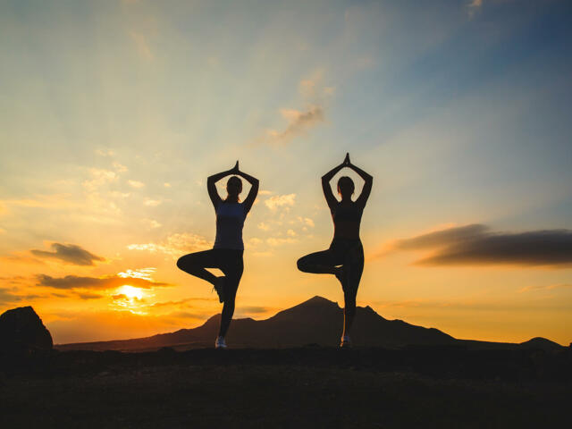 Yoga am Berg bei Sonnenuntergang