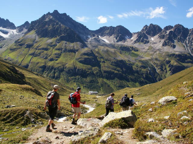 Wandergruppe beim Abstieg zur Hütte