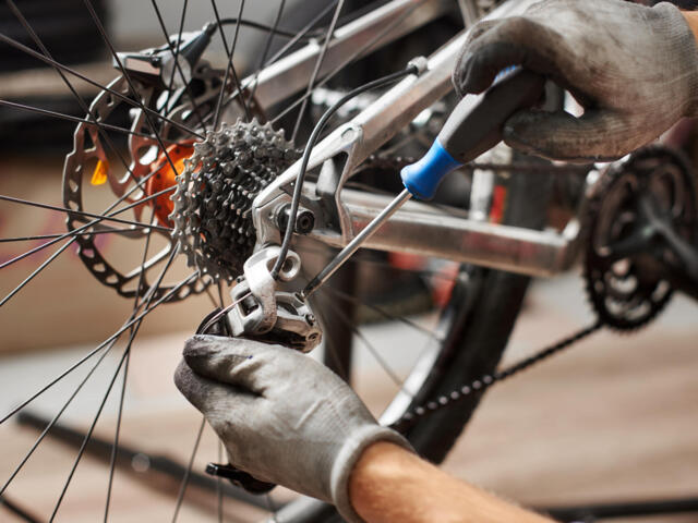 in Mountainbiker repariert seine Schaltung.
