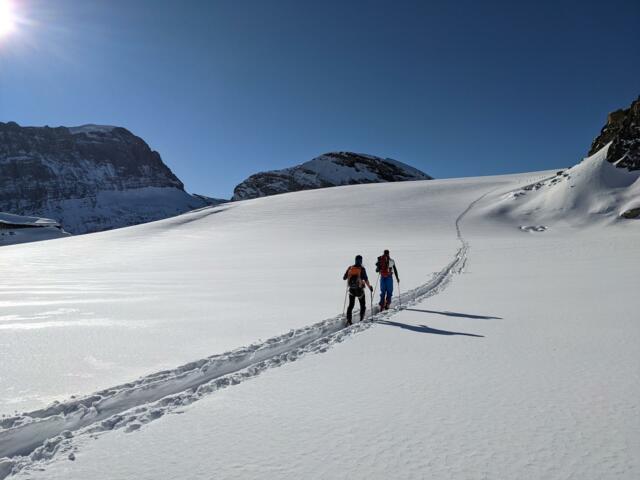 Skitourengeher*innen auf Tour im Schnee bei Sonnenschein