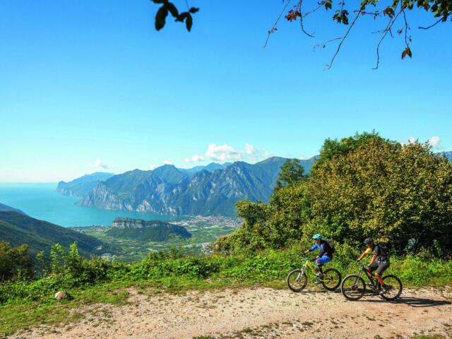 Zwei Mountainbiker oberhalb des Gardasees