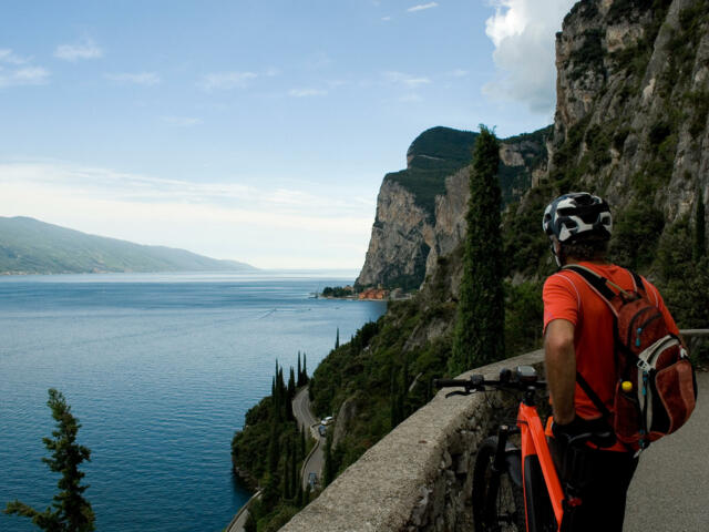 Mountainbiker blickt auf den Gardasee