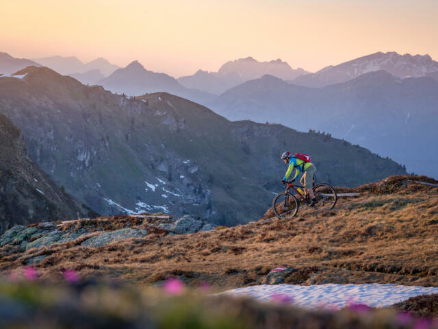 Mountainbiker bei Sonnenuntergang in den Bergen