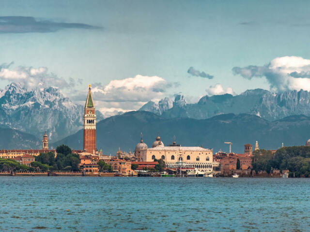 Blick auf Venedig mit Bergen im Hintergrund