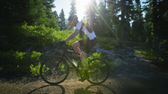 Trekking-Radfahrer unterwegs im Wald.