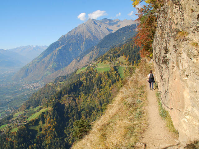 Wanderer auf Panoramaweg in Italien