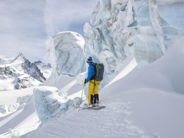 Mit Skiern am Monte Rosa Massiv