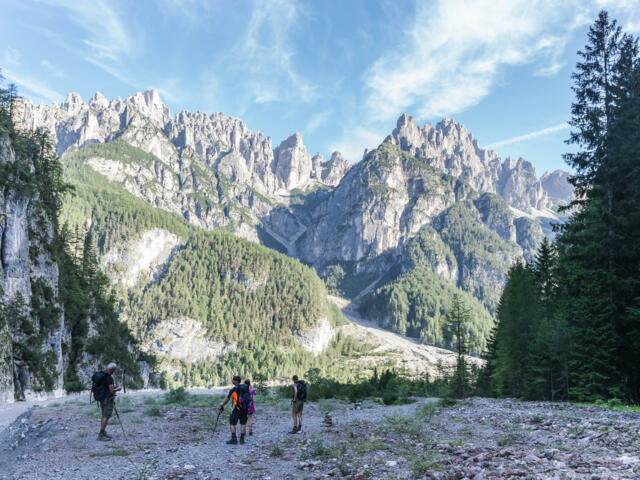 Wandergruppe in den Karnischen Alpen bei Sonnenschein