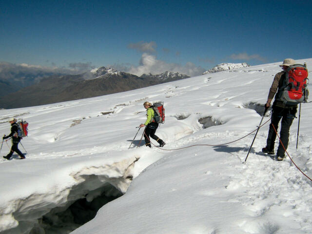 Bergsteiger auf Schneefeld in Kurzras