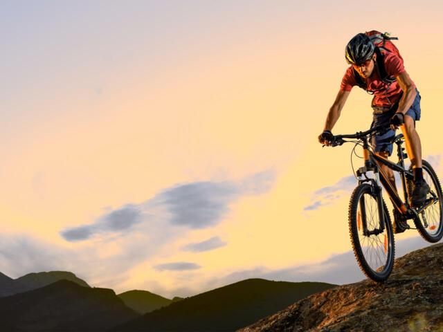 MTB auf einem Trail bei Sonnenuntergang