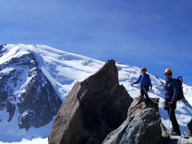 Hochtourengruppe auf Felsspitze in Chamonix