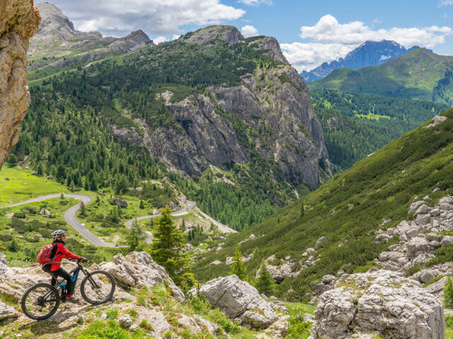 Bikerin mit E Bike im Trentino