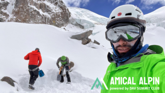 Schneedecke wegschaufeln Selfie