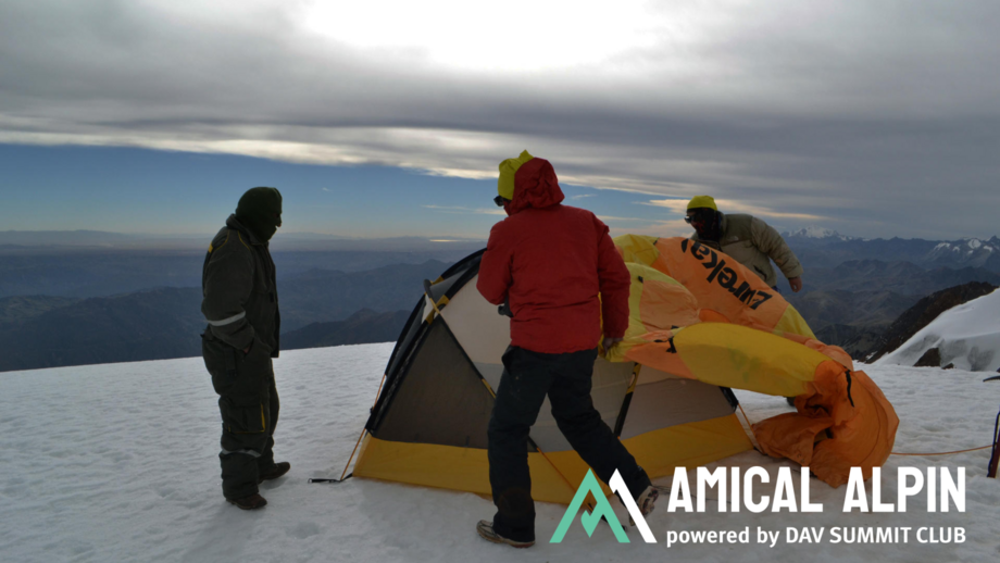 Aufbau der Zelte Illimani